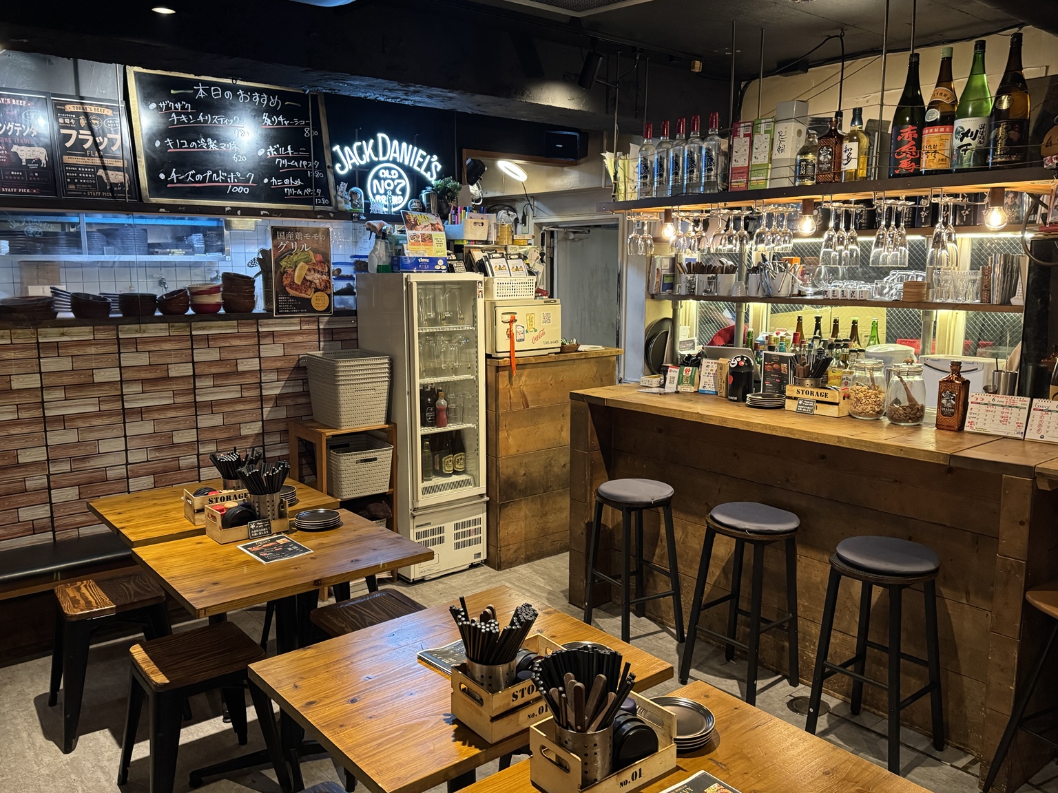 Gravyの木の温もりを感じる店内とカウンター席